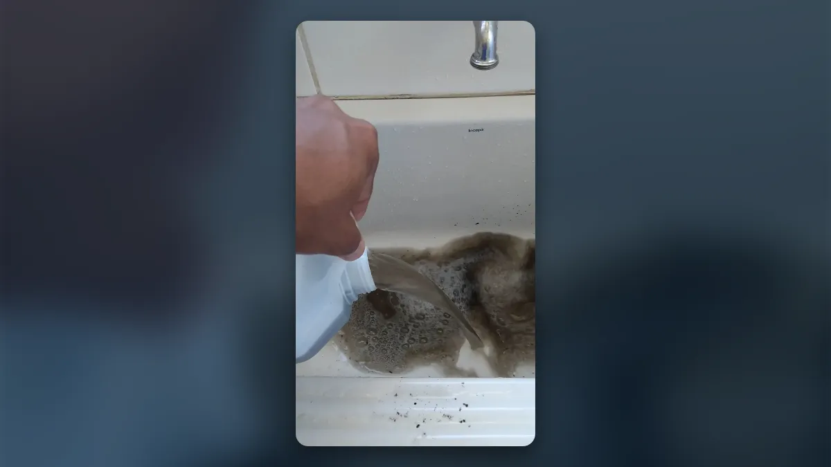 Água suja retirada da bandeja durante a limpeza do ar condicionado