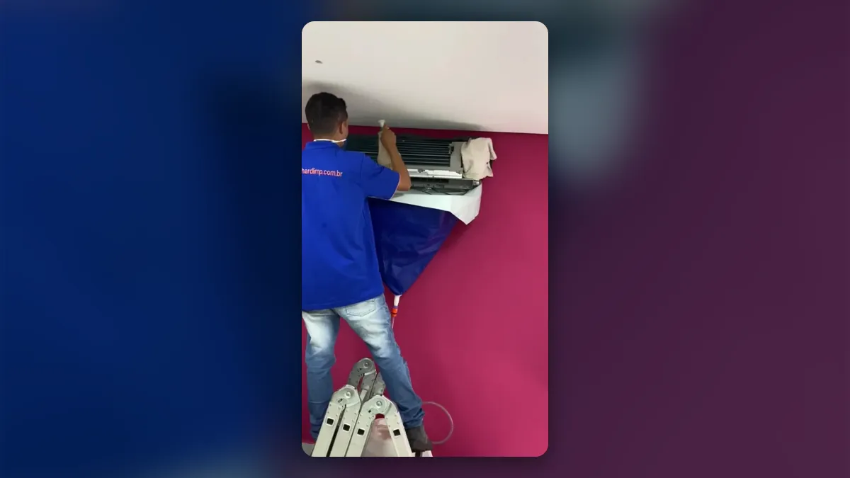 Técnico da Hard Limp fazendo manutenção em ar condicionado residencial